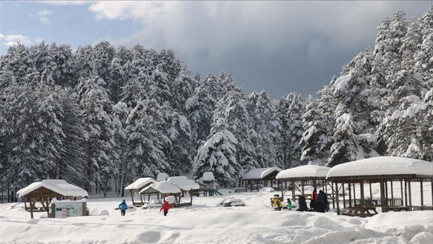 حديقة “أبانت” التركية.. متعة التزلّج على الثلوج