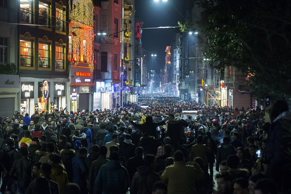 İstanbullular ve turistler yeni yılı Taksim Meydanı ve İstiklal Caddesi'nde karşıladı. ( Orhan Akkanat - Anadolu Ajansı )