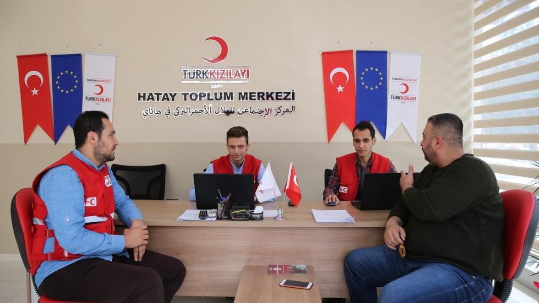 أبرز الخدمات التي يقدمها الهلال الأحمر للسوريين في تركيا؟