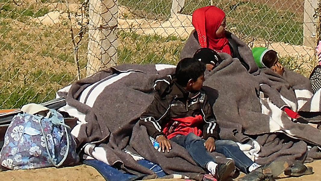 عاجل: لبناني يطـ.ـرد امرأة سورية وأطفالها من خيمة مبنية على أرضه (فيديو)