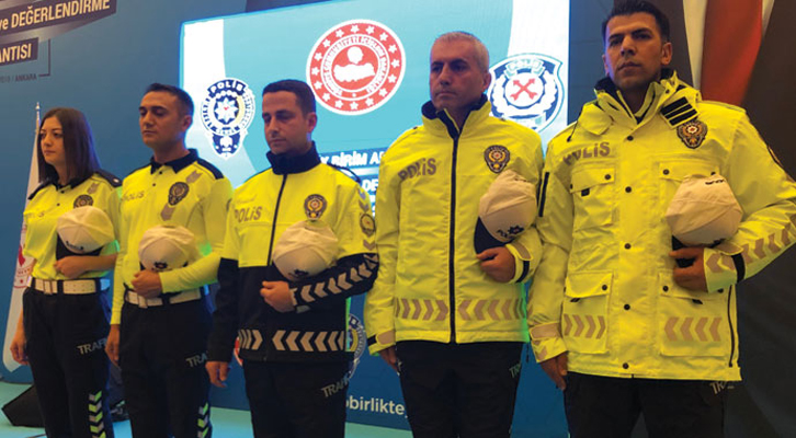 شرطة المرور التركية ترتدي اللباس الجديد .. وهذه ميزاته (صور + فيديو)