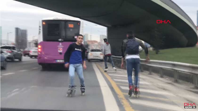 3 شبان سوريين يتزلجون بين السيارات على الطريق السريعة في إسطنبول (شاهد)
