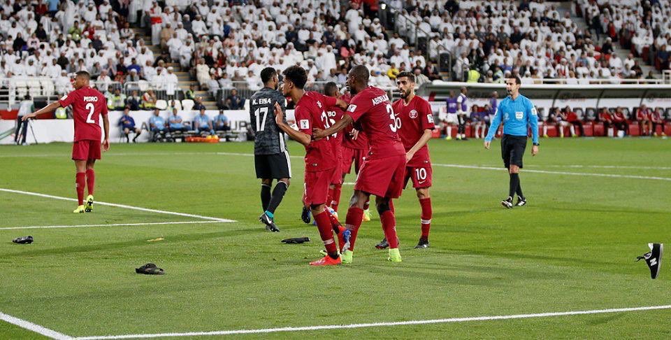 عاجل: مشهد غير متوقع في مباراة قطر والامارات تشعل مواقع التواصل الاجتماعي