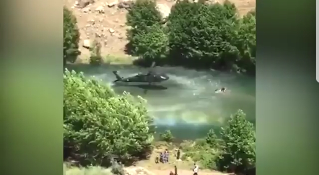 لحظات تحبس الأنفاس .. طيار تركي ينفذ هبوطا خطيرا بمروحية فوق نهر لإنقاذ أطفال عالقين (شاهد)
