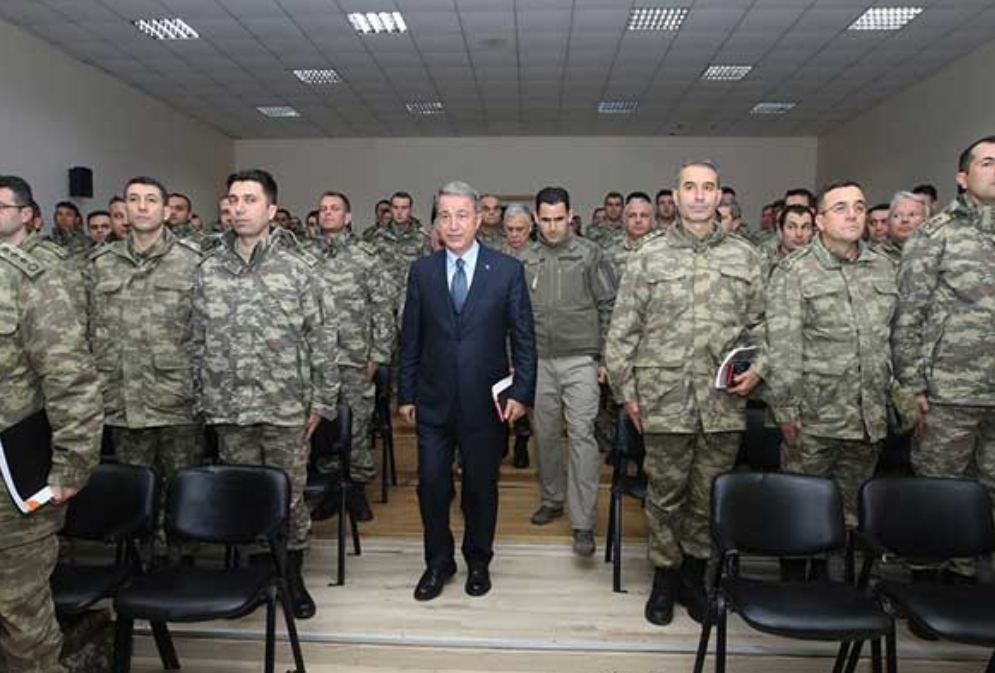 قادة الجيش التركي على الحدود مع سوريا.. ووزير الدفاع يتحدث عن معركة شرق الفرات