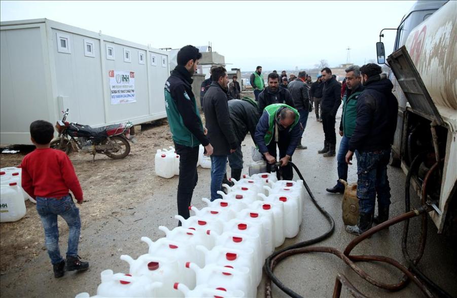 عاجل: تركيا ” توزع وقود تدفئة في مخيمات حلب
