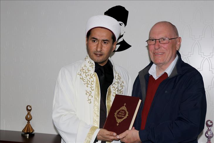 بريطاني في السبعين من عمره يعلن إسلامه في تركيا تركيا بالعربي