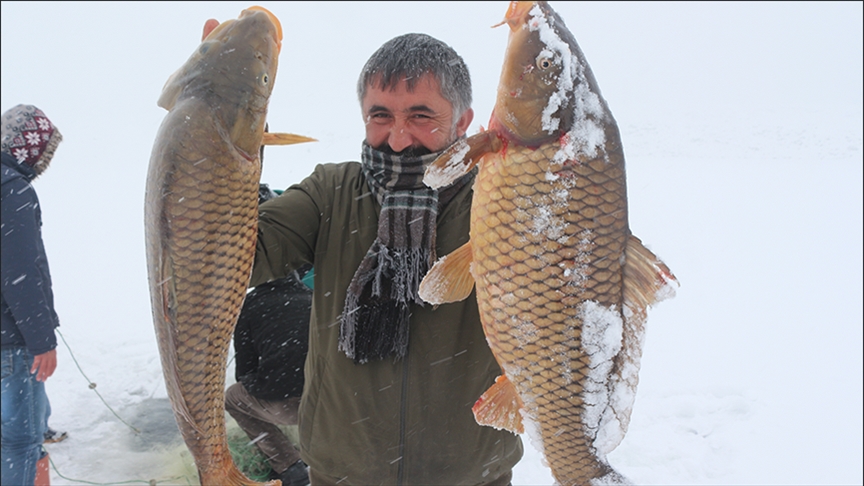 رغم الثلوج.. صيد الأسماك في تركيا رزق لا ينضب
