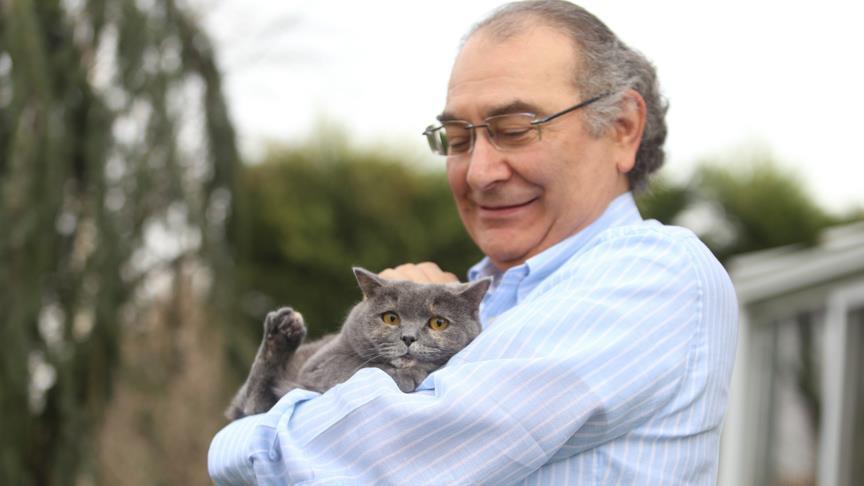 بروفيسور تركي يشجع طلابه على تربية القطط
