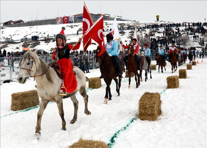تركيا.. إقبال كبير على “مهرجان الشتاء” فوق بحيرة “تشلدر” المتجمدة