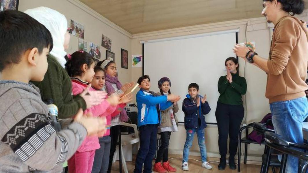 طلاب جامعيون أتراك يقدمون يد المساعدة للأطفال السوريين