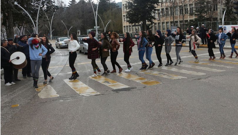تركيا: احتفالات و دبكات في شوارع تركيا فرحاً بقانون مروري جديد ! ( شاهد )