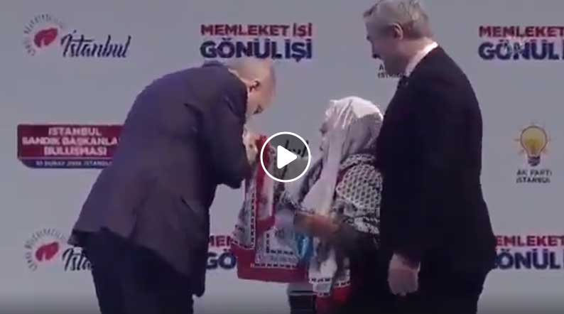 لقطة قصيرة لأردوغان وهو يقبل يد مسنة تشعل مواقع التواصل الإجتماعي (شاهد)