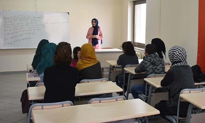منحة تركية للطلاب السوريين الراغبين بالدراسة في “مدارس الأئمة”
