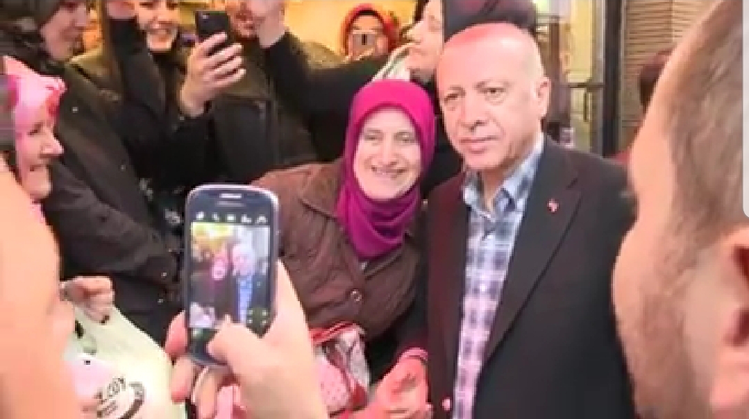 الرئيس أردوغان بين المواطنين يحتسي الشاي