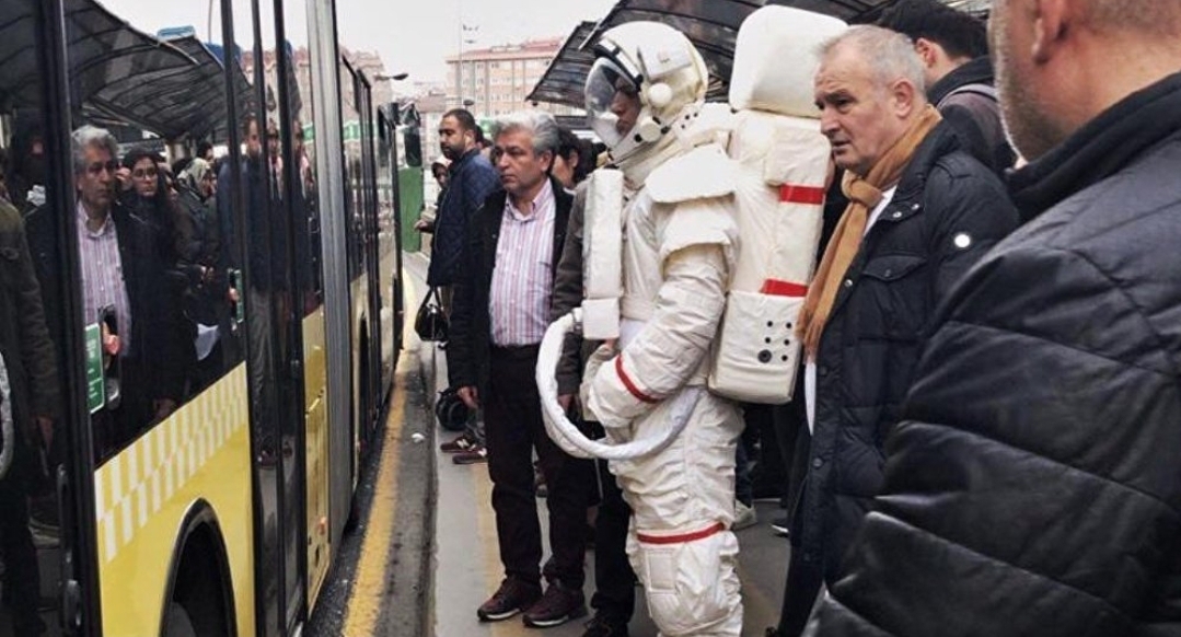 رائد فضاء في متروبوس بإسطنبول (شاهد)