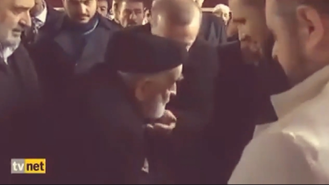 فيديو للرئيس أردوغان يقبل يد أحد العلماء ينتشر بشكل واسع