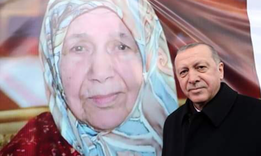 لمن صورة هذه السيدة التي تصور إلى جانبها الرئيس أردوغان