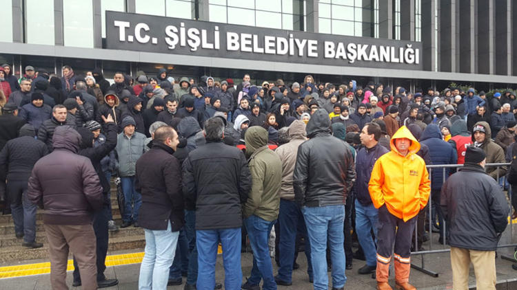 عمال النظافة في بلدية شيشلي باسطنبول يضر،بون عن العمل