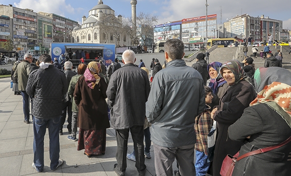 الحكومة التركية تصدر قرارا جديدا بشأن الخيام التي تبيع الخضار بأسعار مخفضة
