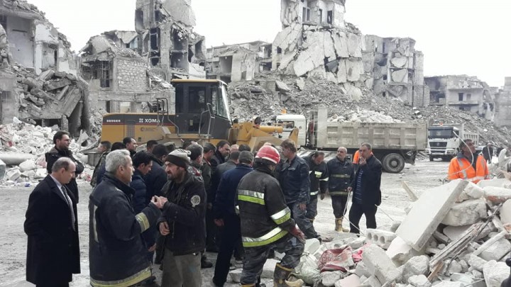 انهيار مبنى في حلب يُودِي بحياة 7 نازحين (صور)