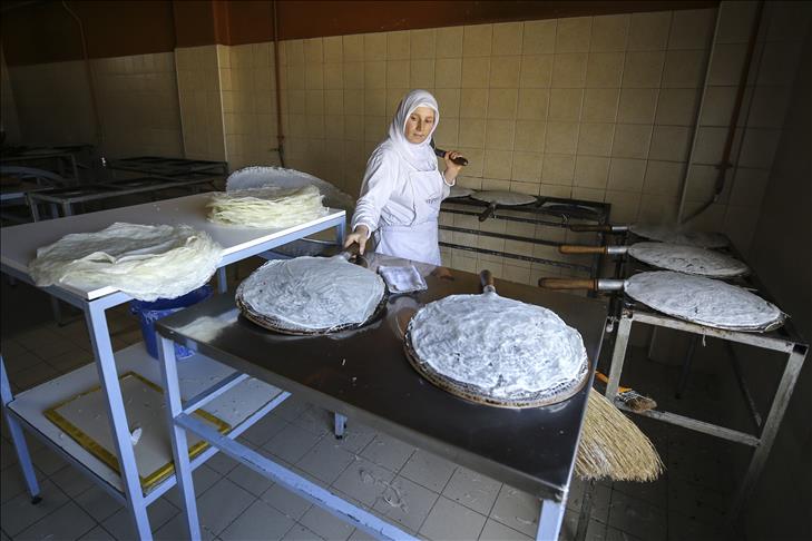 أسرة تركية تتوارث صناعة حلوى الـ”جولاتش” منذ 138 عاما (تقرير)