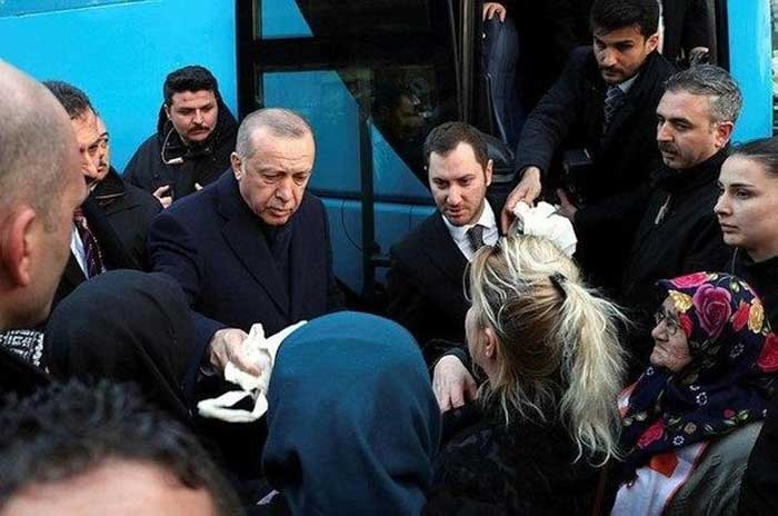 تركيا: أردوغان يأمر سائق الحافلة الانتخابية بتوقيفها بعد أن لفت نظره شيء بين الحشود (شاهد)