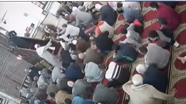 إمام مسجد يطـ.ـيح أرضاً بأحد المصلين (فيديو)