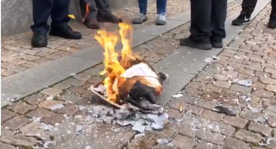 شاهد: رئيس حزب دنماركي يحرق القرآن الكريم أمام مصلين (فيديو)