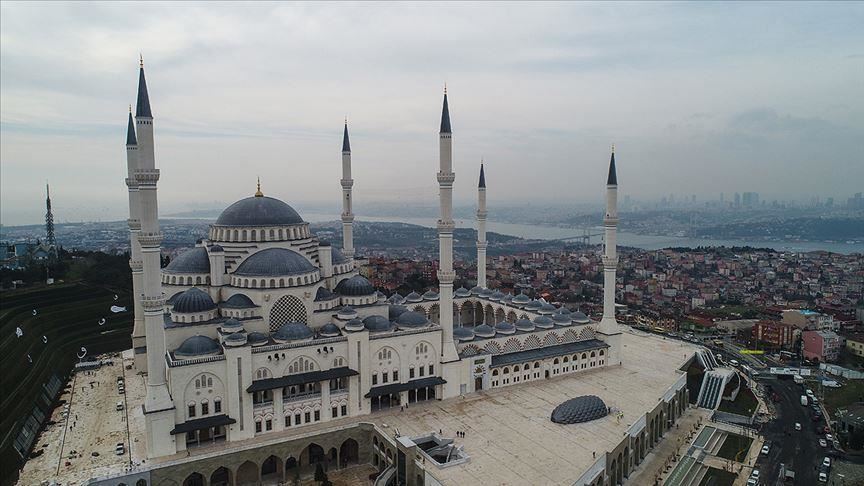 أكبر مسجد في تاريخ تركيا يصدح بأول أذان