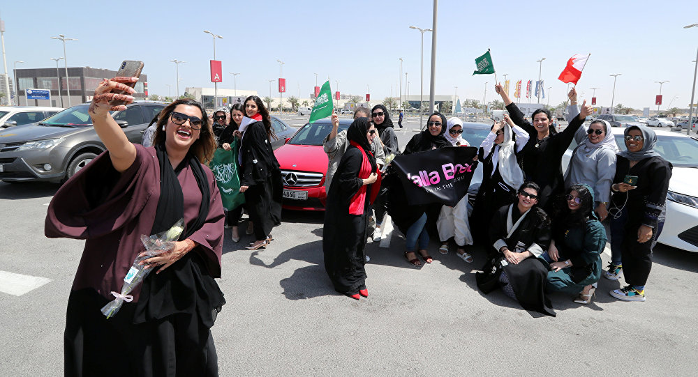 ضجة في السعودية بعد رقص فتيات في شوارع الرياض (فيديو)