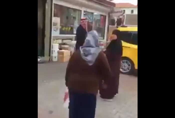 امرأة تركية توجه كلاماً لشخصين عربيين في سامسون