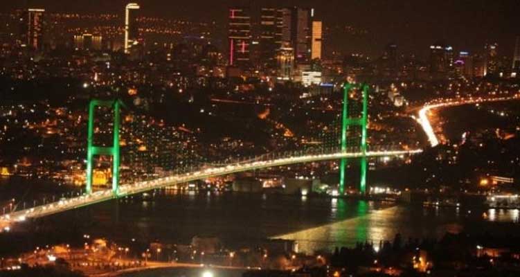 شاهد بالفيديو.. لماذا تحولت اسطنبول إلى اللون الأخضر ؟