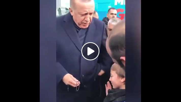 في لقطة إنسانية فريدة.. أردوغان يهدي مسبحته الشخصية لطفلٍ أهداه مسبحته الخاصّة