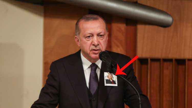 أردوغان يعلق على صدره صورة لسيدة تركية .. فما هي قصتها