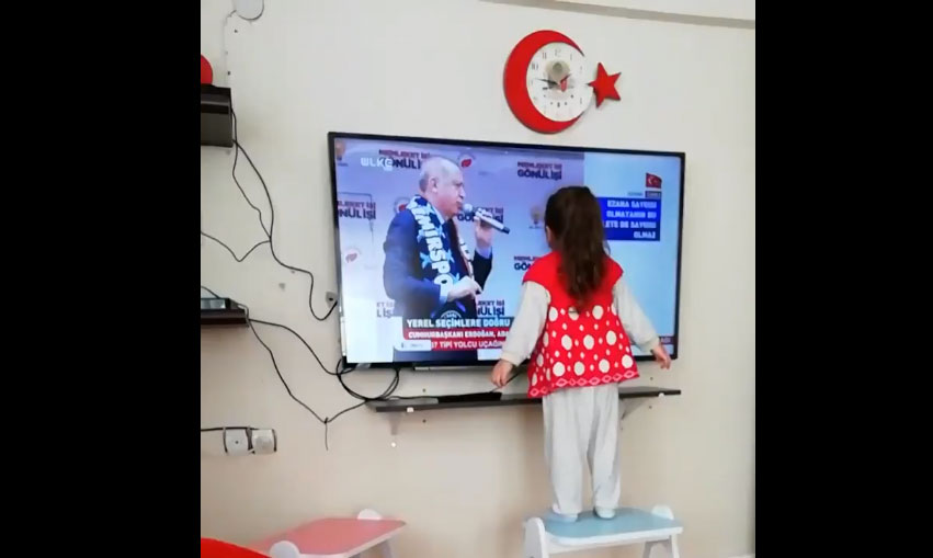 أردوغان يعيد نشر تغريدة لطفلة تركية وهي تقوم بتقبيله عبر التلفاز (شاهد)
