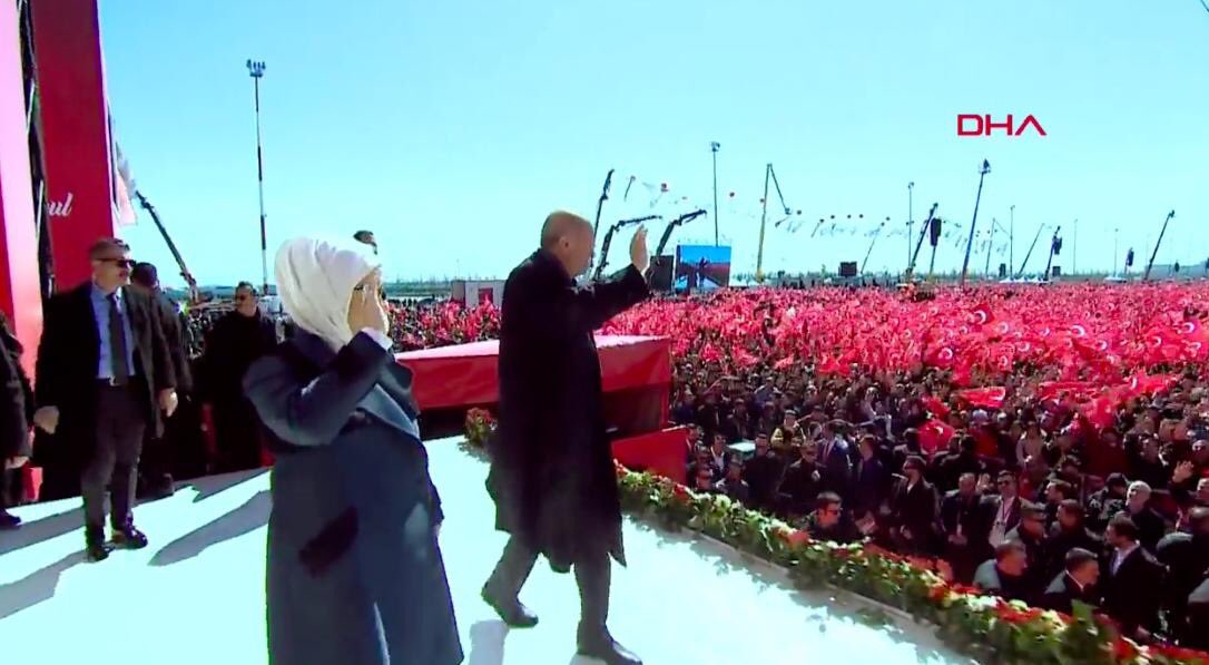 عاجل: وصول الرئيس أردوغان إلى منصة التظاهرة الانتخابية لتحالف الشعب في إسطنبول