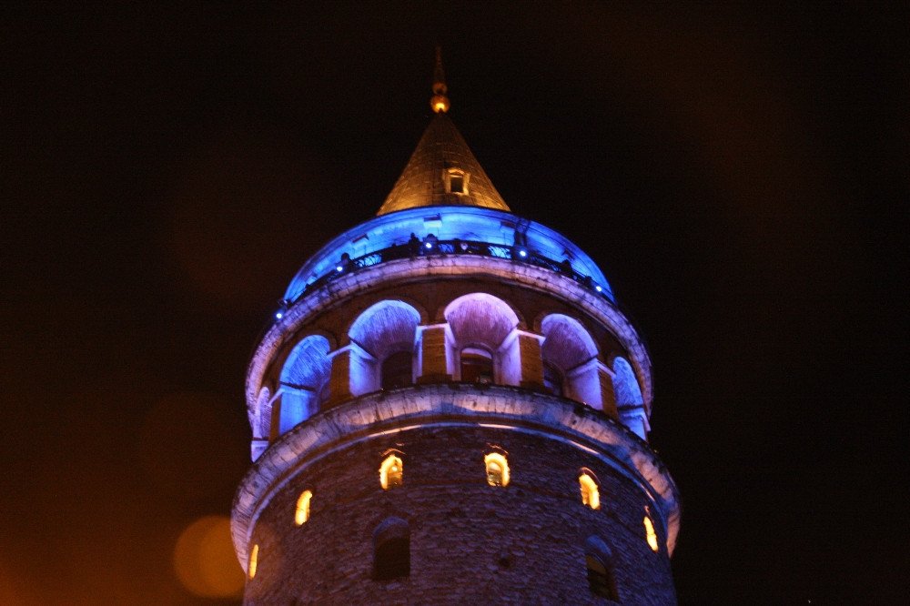 معالم إسطنبول تضيء باللون الأزرق .. فما هو السبب ؟
