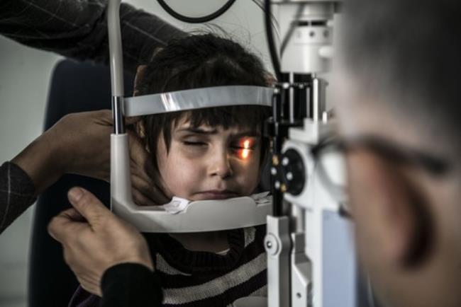 فريق طبي تركي ينجح في اعادة النظر لطفلة سورية