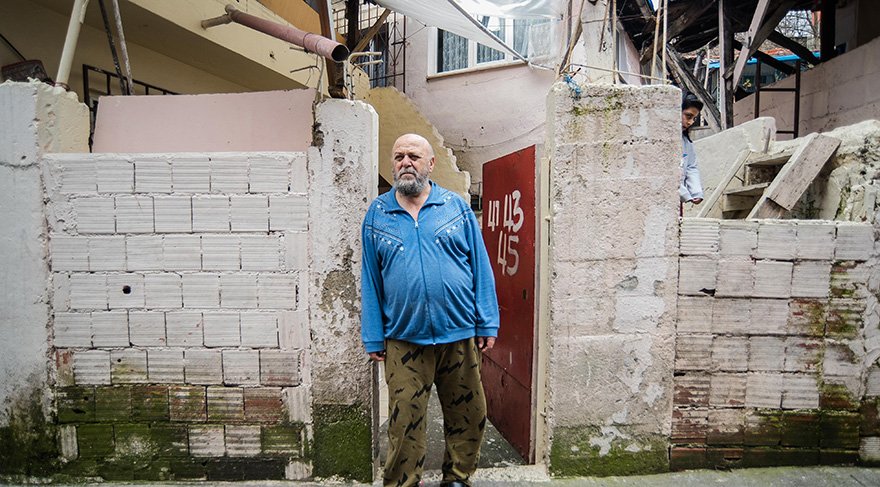 تركيا: رجل غني ير.مـ،ـي الأموال أمام منازل الفقراء