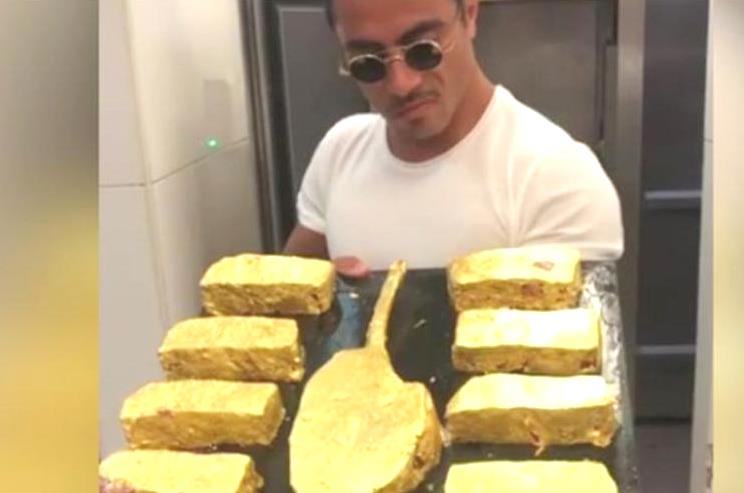 الشيف نصرت التركي الشهير يعد وجبة مطلية بالذهب
