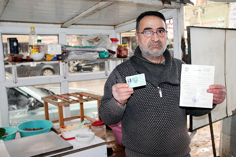 محامي سوري يعمل في بيع الكباب على عربة متنقلة