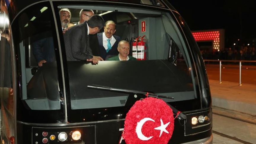 أردوغان يفتتح خط ترام جديد بأنطاليا ويقود أول رحلة