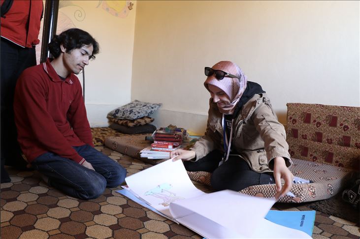 الفتى السوري “محمد حمودة” من الصم والبكم يستعد لإقامة معرض لرسوماته في اسطنبول