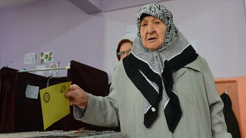 عمرها 107.. مسنة تركية تصوت بالمجيء مشيًا إلى مركز الاقتراع