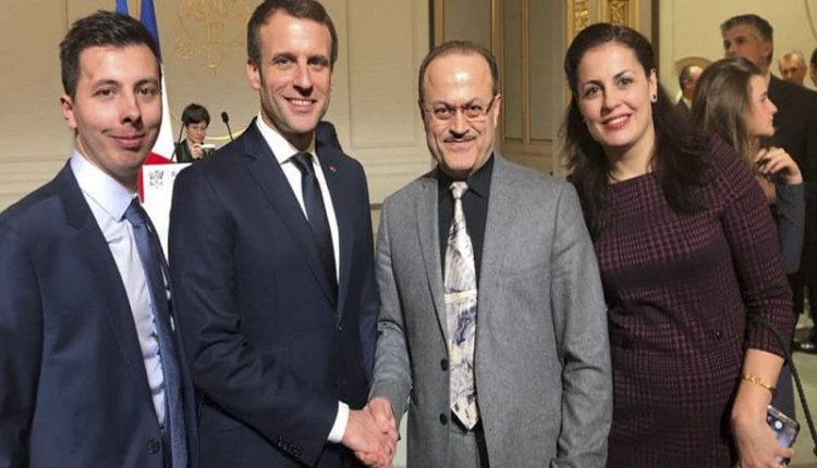 بالفيديو: الرئيس الفرنسي يكرم جراحاً سورياً أجرى عملية جراحة عصبية تاريخية لمواطن فرنسي