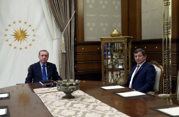 خبراء: هل يستجيب “أردوغان” لتوصيات واستنتاجات “داود أوغلو”؟