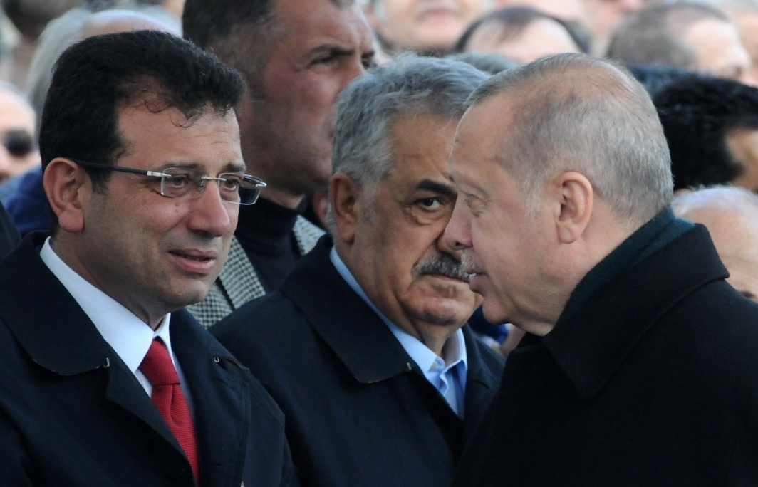 ما قصة هذه الصورة التي يبكي فيها أكرم إمام أوغلو أمام أردوغان ؟