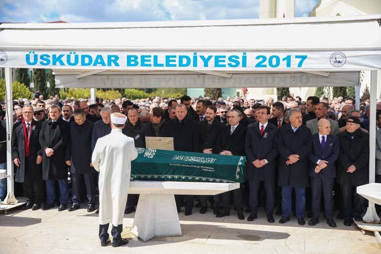 أردوغان يشارك في جنازة يشارك فيها رئيس بلدية اسطنبول (شاهد)