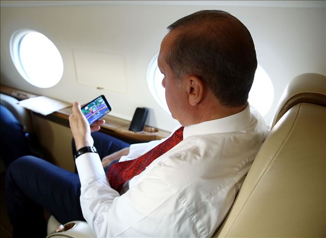 أردوغان يهنئ مصارع تركي لفوزه بالميدالية الذهبية